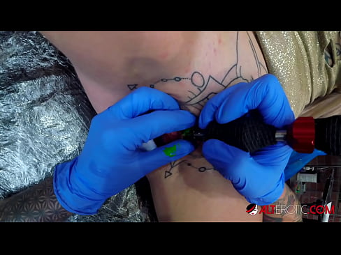 ❤️ Ekstrèmman tatoue hottie Sully Savage te fè yon tatoo sou klitoris li ️ Jis pònografi nan ht.stroybassein.ru ❤